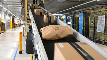 Lieferband mit Paketen von Amazon